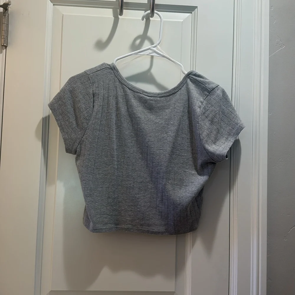 Ivy and Main - Gray Cropped Top - Picture 2 of 3